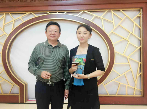 仟億達831999總經(jīng)理王元圓(右一)與慶市市長韓立華合影 仟億達831999總經(jīng)理王元圓(右一)與慶市市長韓立華合影