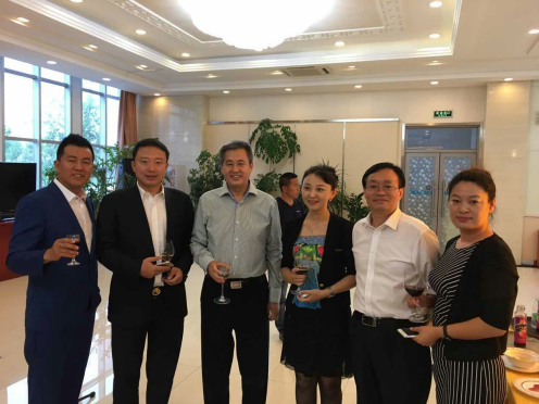 仟億達831999總經(jīng)理王元圓(右三)與慶市副市長陳恩等領導合影 仟億達831999總經(jīng)理王元圓(右三)與慶市副市長陳恩等領導合影