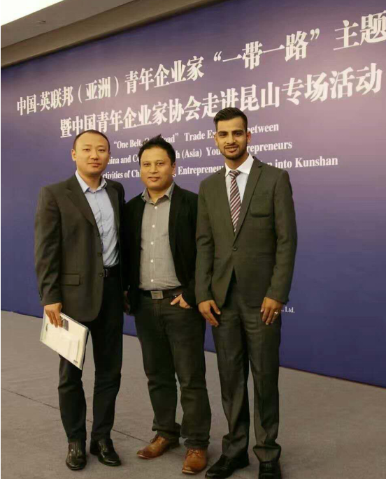 仟億達(dá)龐總（左一）與卡薩萊亞有限公司首席執(zhí)行官瑞吉&bull;德哈&bull;約翰（左二）、百德私人有限公司首席執(zhí)行官薩巴斯&bull;薩皮克答（左三）