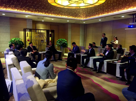 福州市市長(zhǎng)尤猛軍、副市長(zhǎng)胡振杰、北京福建商會(huì)會(huì)長(zhǎng)陳春玖與仟億達(dá)董事長(zhǎng)鄭兩斌 （右排左三）等進(jìn)行會(huì)談