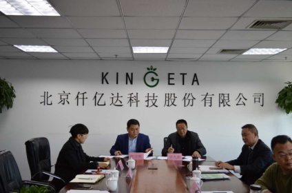 仟億達(dá)田總(左二)與通城縣林業(yè)局領(lǐng)導(dǎo)簽訂林業(yè)碳匯項目開發(fā)與管理合同書 仟億達(dá)田總(左二)與通城縣林業(yè)局領(lǐng)導(dǎo)簽訂林業(yè)碳匯項目開發(fā)與管理合同書