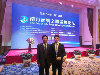 仟億達(dá)孫總（右）與國務(wù)院殊津貼專、區(qū)域經(jīng)濟(jì)與產(chǎn)業(yè)發(fā)展研究中心主任茶洪旺合影