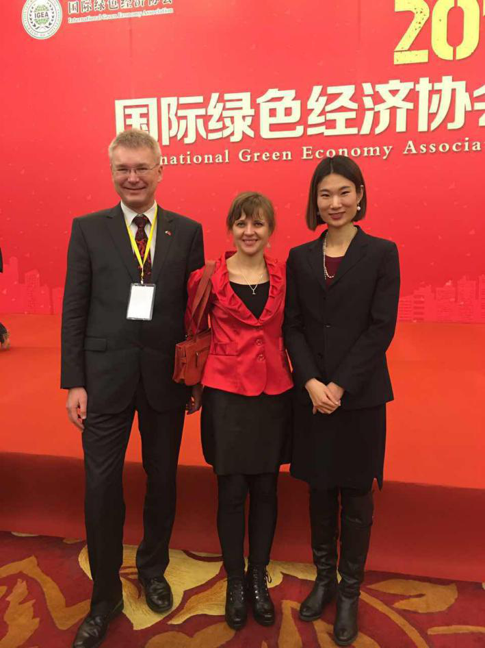  捷斯中合作協(xié)會(huì)監(jiān)事會(huì)員Rudolf Zachoval（左一）、Sarka Zhang（左二）與 仟億達(dá)劉總（右一）合影