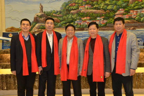 仟億達集團董事長鄭兩斌（左一）、陜西廈門商會會長陳信雄（左二）、與廈門市人原副主任汪興裕（正中）、廈門駐京辦主任王飛（右二）廈門企業(yè)商會會長蔣清林（右一）