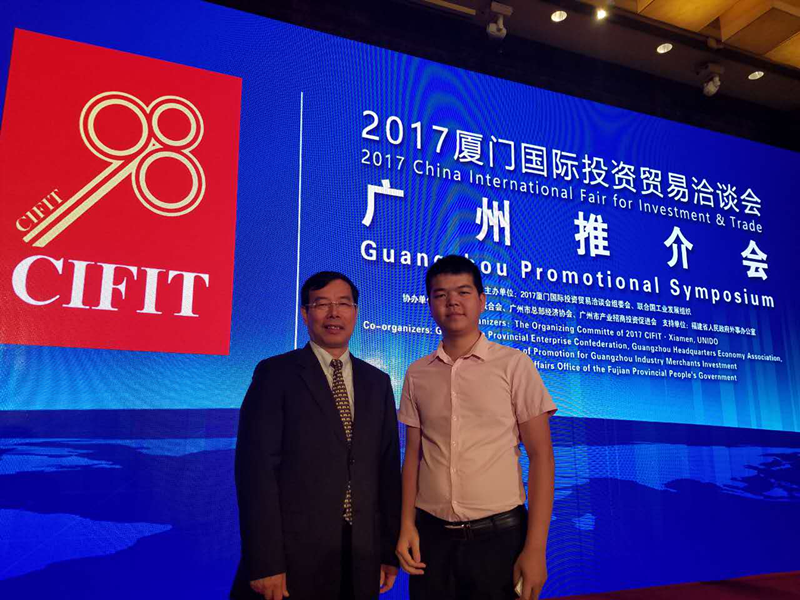 廈門市商務(wù)局副局長洪本祝(左)與仟億達(dá)集團(tuán)廈門子公司鄭總(右) 廈門市商務(wù)局副局長洪本祝(左)與仟億達(dá)集團(tuán)廈門子公司鄭總(右)