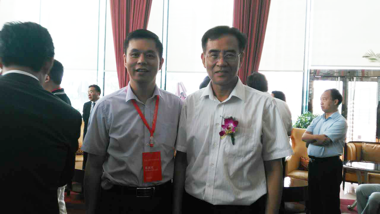 仟億達(dá)集團(tuán)董事長(zhǎng)鄭兩斌(左)與沈陽(yáng)市副市長(zhǎng)張景輝(右) 仟億達(dá)集團(tuán)董事長(zhǎng)鄭兩斌(左)與沈陽(yáng)市副市長(zhǎng)張景輝(右)