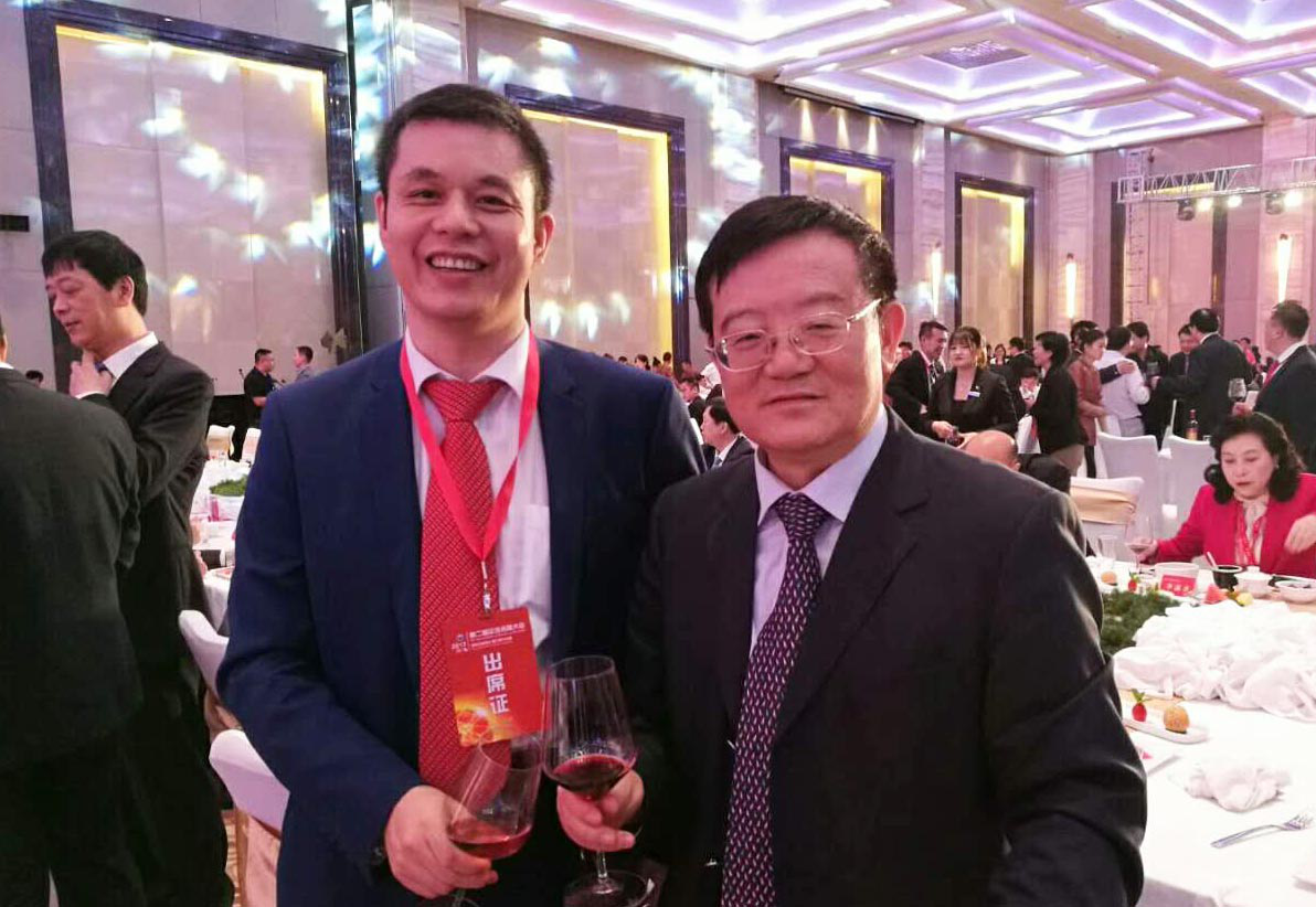 全國工商聯(lián)黨組書記、常務(wù)副主席徐樂江（右）與仟億達(dá)集團(tuán)董事長鄭兩斌（左）