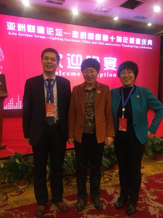 仟億達(dá)集團(tuán)董事長鄭兩斌先生（左）與山東省副省長兼山東工商聯(lián)主席王隨蓮（中）、山東省工商聯(lián)副主席孫美菊（右）