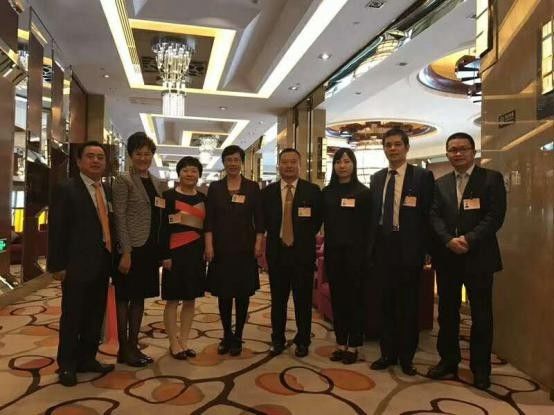 任市工商業(yè)聯(lián)合會主席燕瑛(左4)與仟億達(dá)集團(tuán)董事長鄭兩斌(右2)等合影 0 (2)